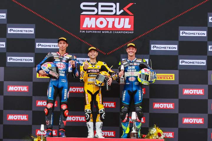 Álvaro Bautista en el podio de SBK