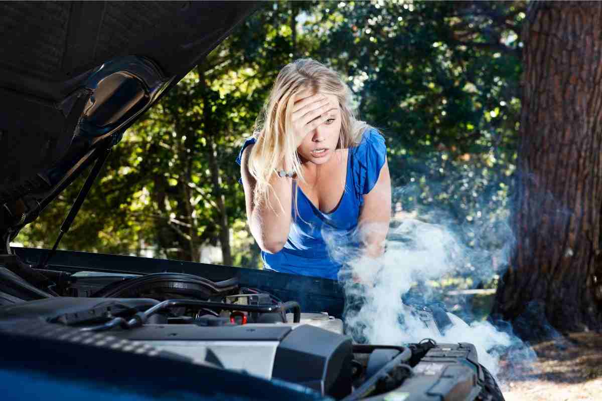 chica avería coche fallo motor