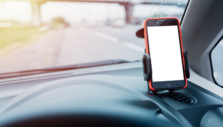 Pueden sancionar por llevar soporte en el coche