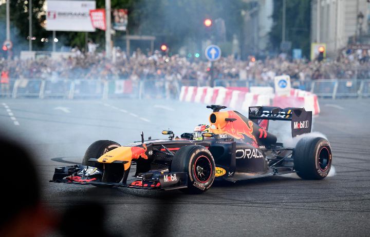 Sergio 'Checo' Pérez, en una exhibición con el Red Bull en Madrid.